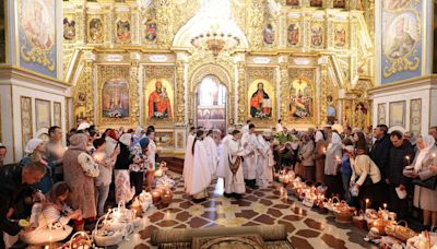 慶祝東正教復活節 澤倫斯基籲烏克蘭國民團結祈禱、普亭紅蠟燭未發言