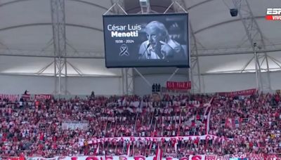 El homenaje a Menotti en el medio de la final de la Copa de la Liga: la conmovedora reacción de los hinchas de Estudiantes