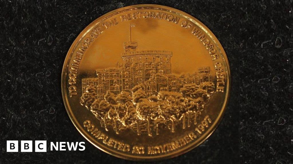 Painter's Windsor Castle fire medal to be auctioned