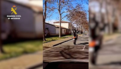 Haciendo caballitos con la moto y a 106 km/h por una zona escolar de Logroño: investigado por conducción temeraria