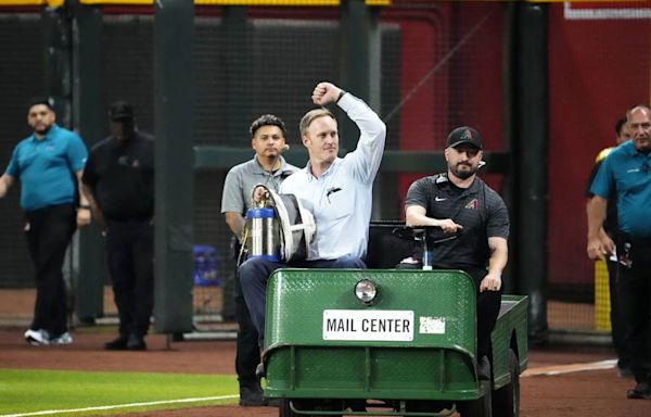 The beekeeper who saved Dodgers-Diamondbacks from a colony of bees got to throw out the first pitch