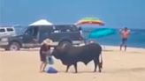 Toro embiste a mujer en playa de Los Cabos