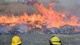 Un bombero combatía el fuego en un campo de El Cóndor, cayó a un canal de riego y será indemnizado - Diario Río Negro