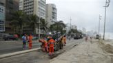 Com ressaca, mar chega às pistas da Avenida Delfim Moreira, no Leblon; semana no Rio começa com frio e chuva fraca