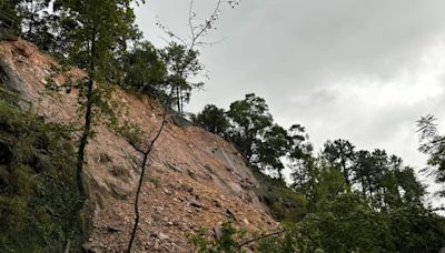 新娘潭路山泥傾瀉據報有私家車被困 消防搜索後暫未有發現 - RTHK