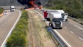 Cortada la A 52 en Junquera de Tera por el incendio de un camión