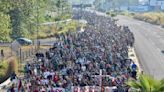 Caravana de migrantes pasa la Navidad caminando por el sur de México