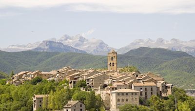 El pueblo pirenaico de Aragón aconsejable para un finde en familia: rutas de senderismo y grandes monumentos