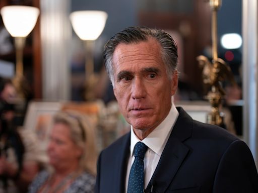 Senador Mitt Romney dice que Joe Biden debería haber perdonado a Donald Trump - La Opinión