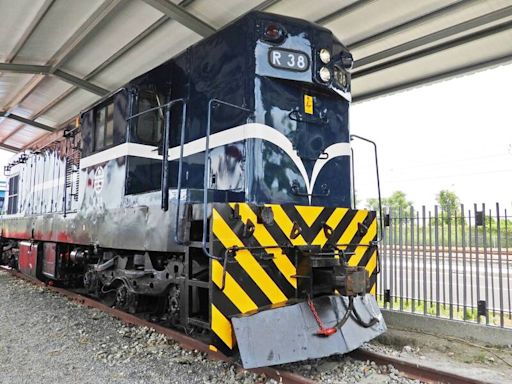 屏東潮州鐵道園區新亮點 退役R38柴電機車、38噸救險吊車進駐