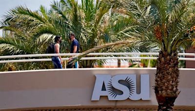 Manifestantes pro palestinos se reunieron frente al edificio Old Main en el campus de Tempe de la Universidad Estatal de Arizona.