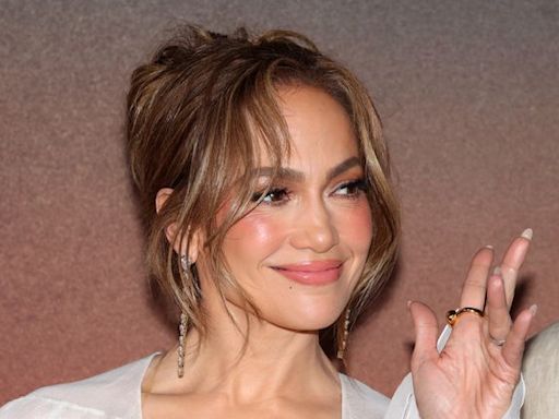 Jennifer López deslumbra con sus looks mientras crecen los rumores de divorcio