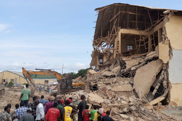 Nigeria school collapse kills 21, scores injured