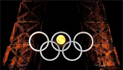 奧運／最浪漫的奧運！滿月闖進巴黎鐵塔五環絕美畫面曝