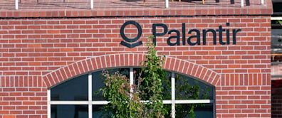 Bulls, Bears Clash On Palantir Earnings Report, Commercial AI Growth