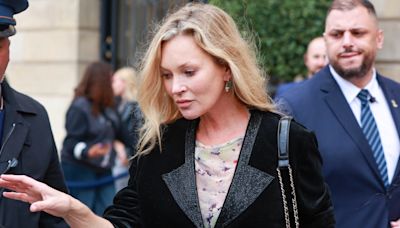 Fashion Week de Paris : Kate Moss dévoile comment continuer à porter l’imprimé fleuri en automne