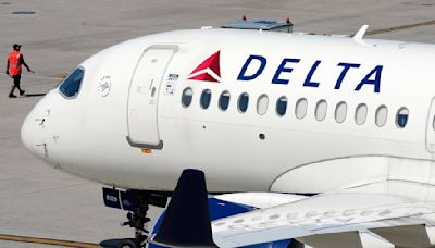 Lightning strike forces Delta plane to turn around over the Atlantic