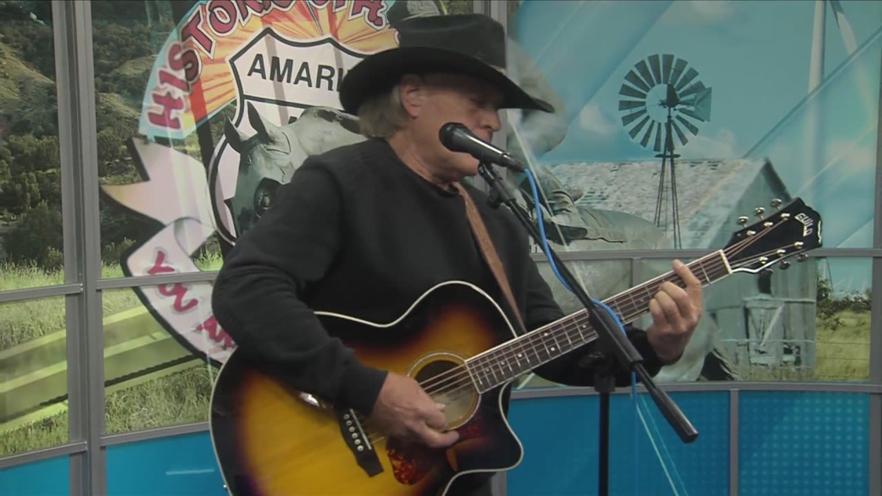 Robert Black performs classic covers on Today in Amarillo