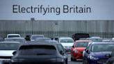 El PMI muestra que las fábricas británicas vuelven a caer por la presión de los costes