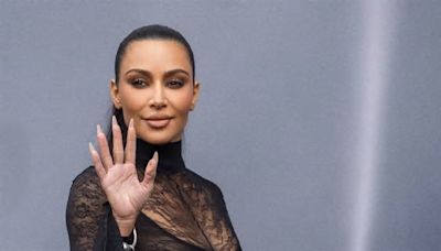 Kim Kardashian è tornata ai suoi capelli biondo ghiaccio con radici scure, in tempo per il Met Gala 2024