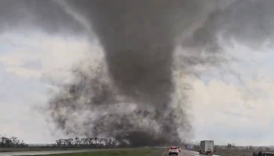 Morador registra tornado gigante em estrada dos EUA; veja vídeo