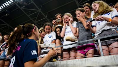 Alex Morgan posts sweet photo with young San Diego Wave fans