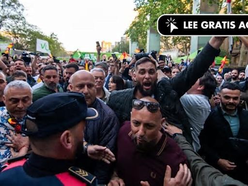 Abascal se encara a unos manifestantes en un mitin de campaña de Vox en Reus (Tarragona)