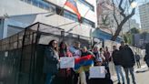 Historias porteñas de desesperación venezolana: crónica del enojo y el miedo frente a una embajada abandonada