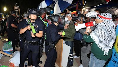 La policía retira las barricadas y detiene a decenas de estudiantes propalestinos en la Universidad de California Los Ángeles