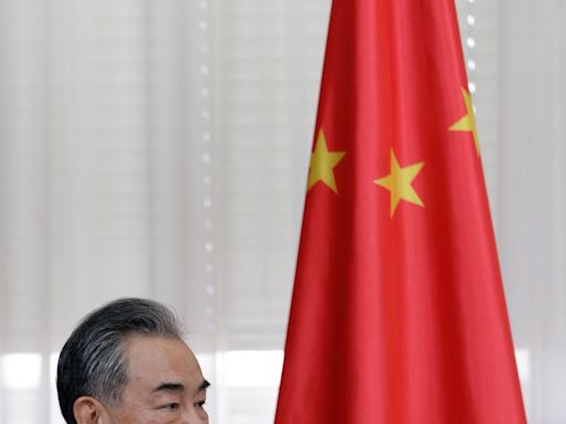 China urge a elecciones "inclusivas" en Birmania durante visita al país de su canciller