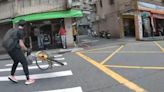 捍衛路權？男學生走新北斑馬線未被禮讓 竟推Ubike撞轎車