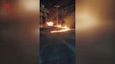 Ônibus de vereador que se recusou a ler projeto de lei LGBTQIA+ é incendiado durante manifestação; VÍDEO