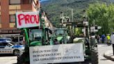 Nova protesta de ramaders contra l'os al Pirineu amb un tall a la C-13 a Sort