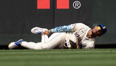 M's Rodriguez crashes into fence, suffers sprain