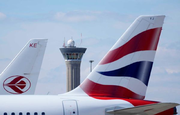 French air traffic controllers cancel a strike but Paris flights are still disrupted