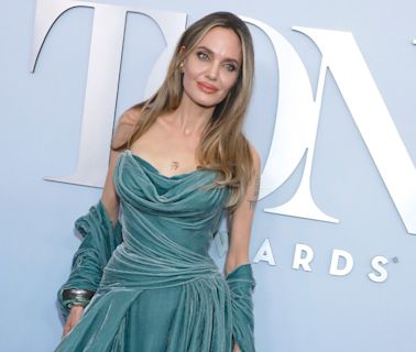 Angelina Jolie : rare sortie avec son jeune fils Knox, désormais plus grand que sa mère