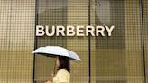 Crise no mercado de luxo: Burberry perde US$ 6,9 bi em valor de mercado e luta para elevar vendas. Entenda
