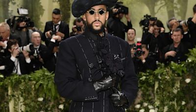 GALERÍA: Así lució Bad Bunny a su llegada a la MET Gala