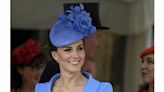 Kate Middleton se rinde al 'total look' con vestido, complementos y joyas en azul