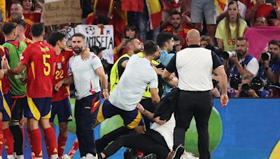 Un miembro de seguridad lesiona a Morata durante la celebración del pase a la final