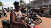 La “rue des gâteaux” à Ouagadougou, une recette contre la pauvreté des femmes