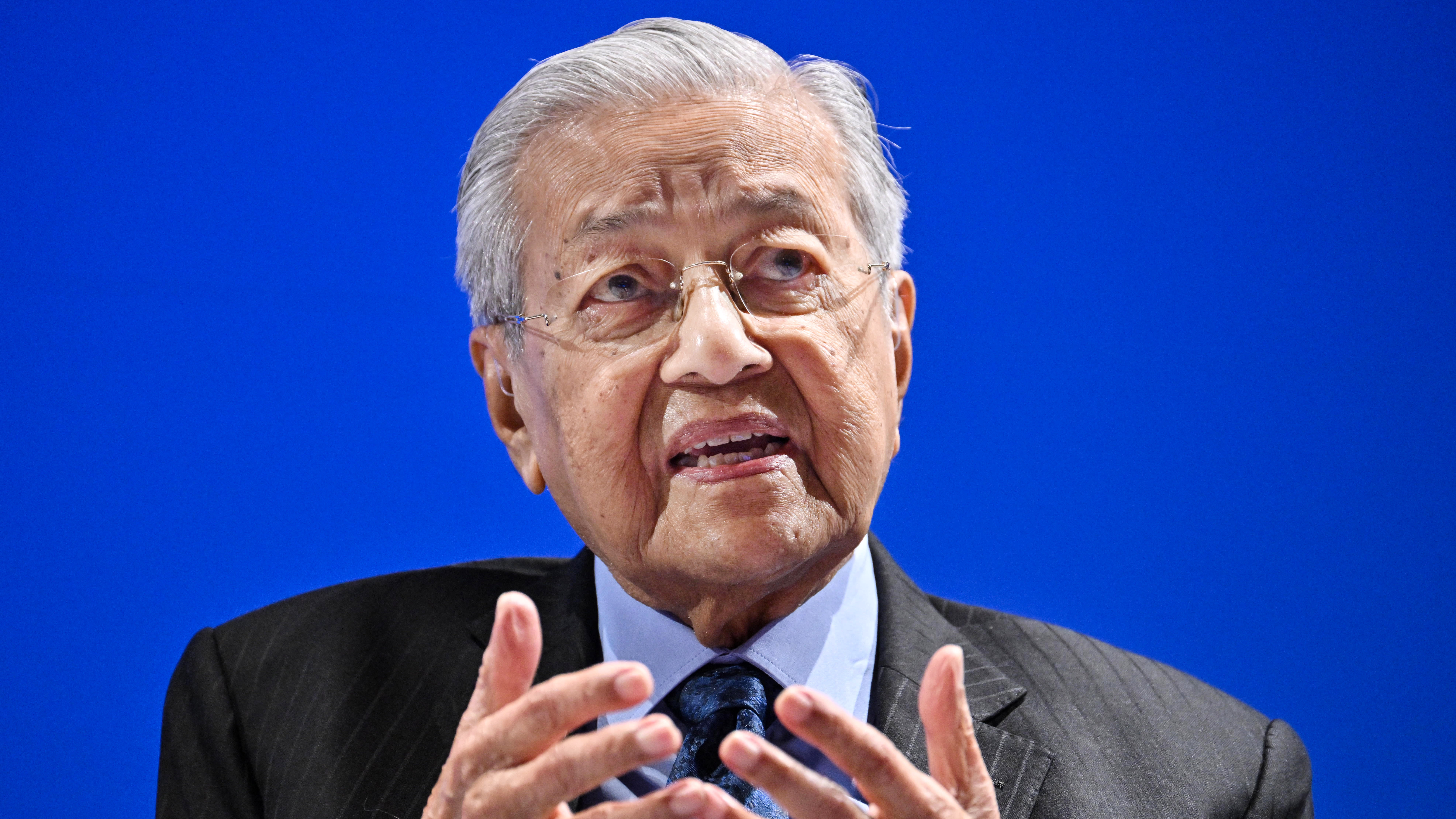 Mahathir says Beijing 'can claim' South China Sea, no need for war