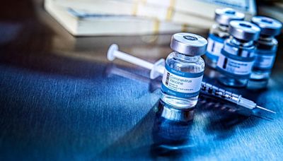 Qué hay detrás de los efectos adversos raros que puede ocasionar la vacunación COVID