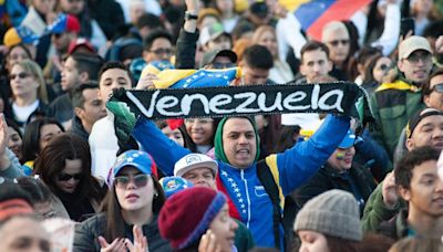 Miles de personas concentran frente a la Embajada de Venezuela a la espera de los resultados de la elección