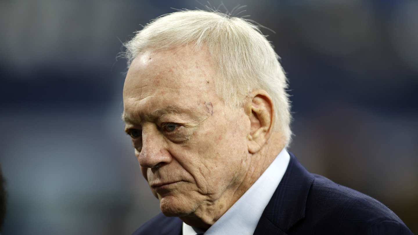 A dissatisfied Jerry Jones could only watch as Cowboys stumble in home opener