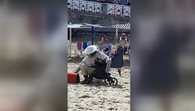 Un enjambre de abejas invade un carrito de bebé en una playa de San Sebastián