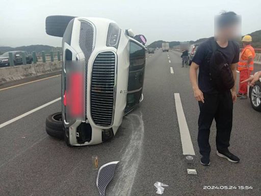 國3聯結車肇事 豪華「休旅王」翻覆路中 (圖)