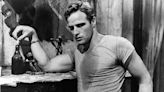 De Brando a ‘The Bear’: cómo una simple camiseta blanca ha moldeado la masculinidad desde hace 100 años