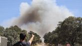 El fuerte viento impide estabilizar el incendio forestal de Cerro Muriano