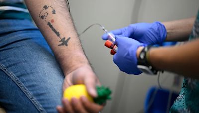 Los latinos representan casi un tercio de los nuevos diagnósticos de VIH en EE.UU., según datos de los CDC